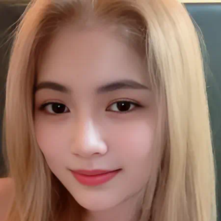 pinkladykl-staff-blonde-therapist-smile-relaxation-specialist Smiling blonde massage therapist at PinkLady KL, known for gentle touch and relaxing aromatherapy sessions in Cheras and Bukit Bintang.