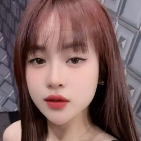 pinkladykl-staff-red-hair-massage-therapist-modern-look Confident massage therapist with straight red-brown hair at PinkLady KL, offering personalized B2B massage sessions in Cheras & Bukit Bintang.