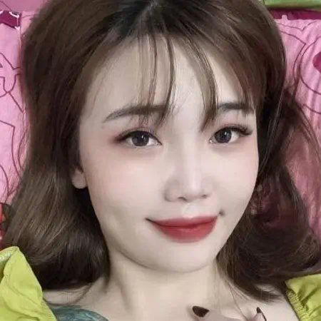 pinkladykl-staff-sweet-asian-therapist-light-brown-hair Sweet and friendly massage therapist at PinkLady KL with light brown hair, delivering relaxing B2B sessions with a personal touch.