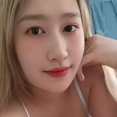 pinkladykl-staff-young-massage-therapist-blonde Friendly young massage therapist from PinkLady KL with blonde hair, offering premium full-body sessions in Cheras and Pudu.